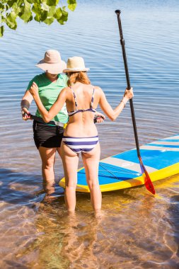 Paddleboarding eğitmen ders veren