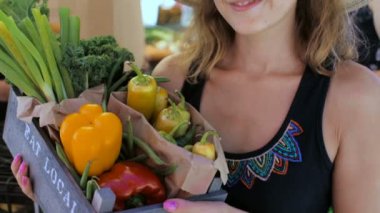  Genç kadın yerel çiftçi pazarda alışveriş.