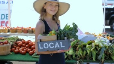  Genç kadın yerel çiftçi pazarda alışveriş.