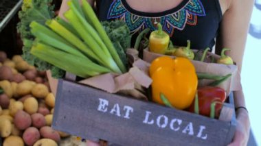  Genç kadın yerel çiftçi pazarda alışveriş.