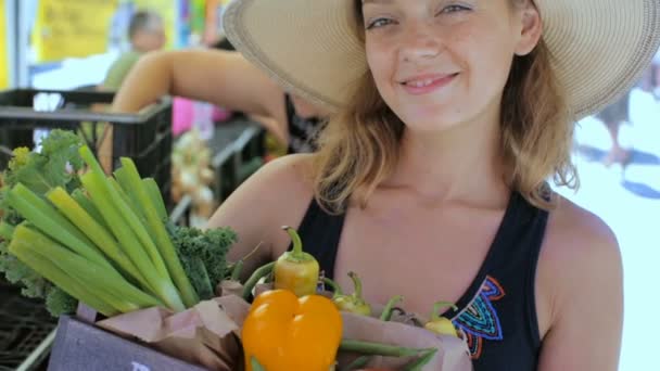 Jovem mulher fazendo compras no mercado local de Agricultores . — Vídeo de Stock