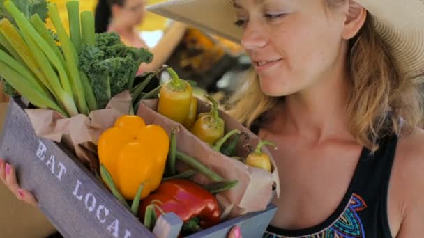 Mujer joven de compras en el mercado local de agricultores . — Vídeo de stock