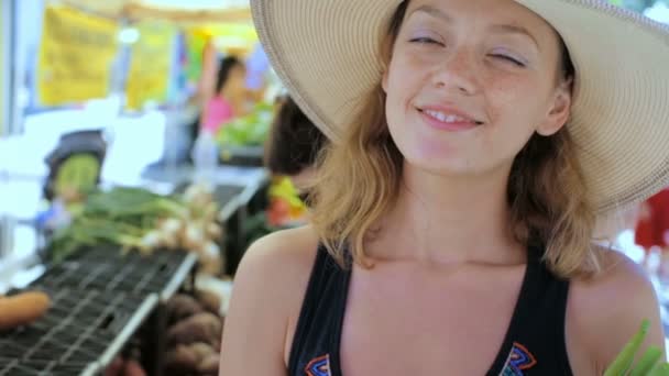 Une jeune femme magasine au marché fermier local . — Video