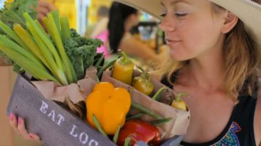  Genç kadın yerel çiftçi pazarda alışveriş.