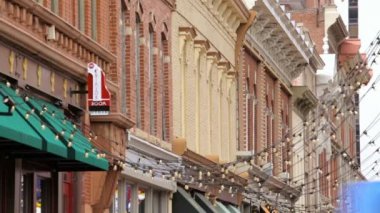 Yaz aylarında tarihsel Larimer Meydanı.