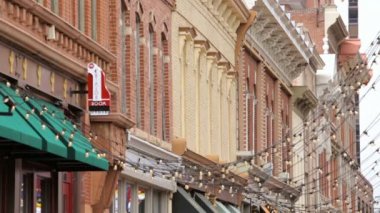 Yaz aylarında tarihsel Larimer Meydanı.