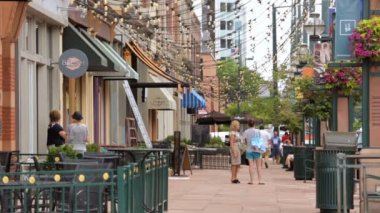 Yaz aylarında tarihsel Larimer Meydanı.