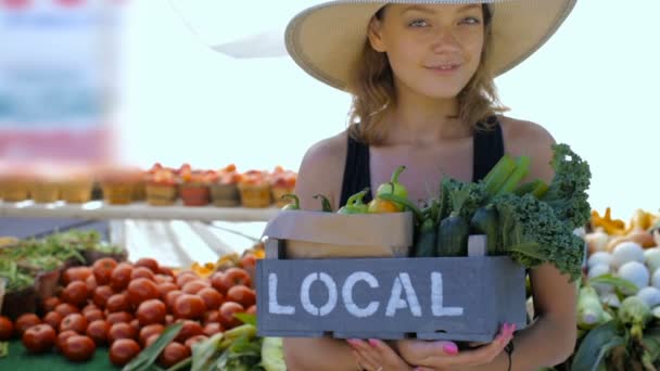 Mladá žena nakupování na místní zemědělce, na trhu. — Stock video