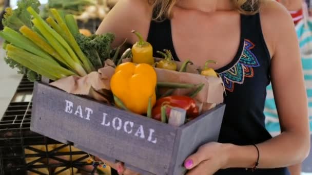 Mujer joven de compras en el mercado local de agricultores . — Vídeos de Stock