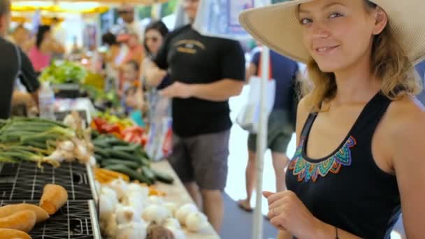 Fiatal nő vásárlás a helyi mezőgazdasági termelők piacra. — Stock videók