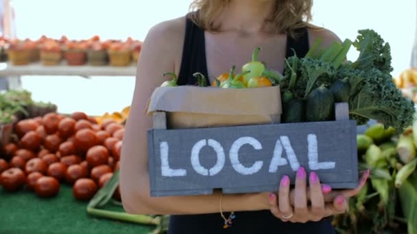 Fiatal nő vásárlás a helyi mezőgazdasági termelők piacra. — Stock videók