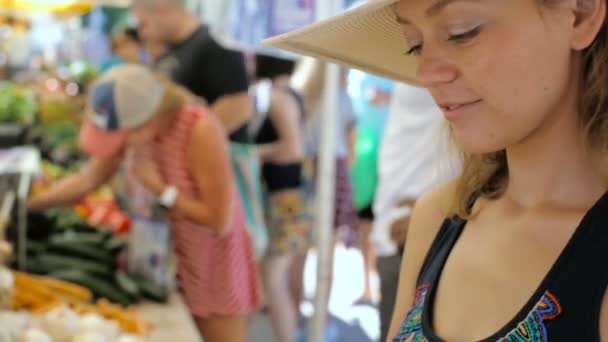 Une jeune femme magasine au marché fermier local . — Video