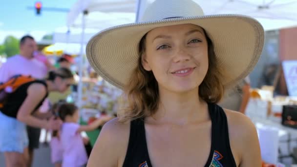 Mladá žena nakupování na místní zemědělce, na trhu. — Stock video