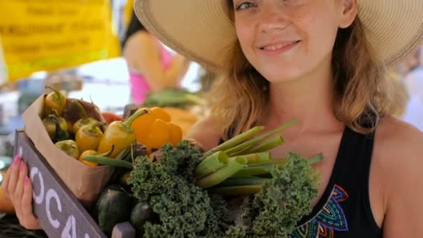 Jovem mulher fazendo compras no mercado local de Agricultores . — Vídeo de Stock