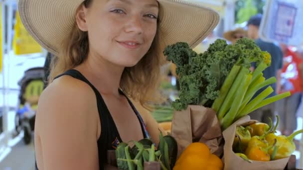 Une jeune femme magasine au marché fermier local . — Video