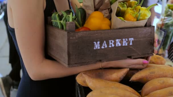 Une jeune femme magasine au marché fermier local . — Video