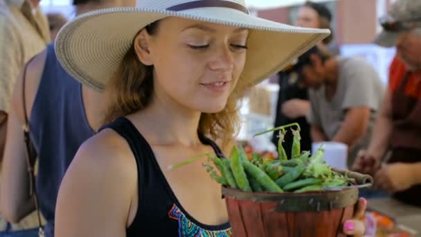 Mujer joven de compras en el mercado local de agricultores . — Vídeo de stock