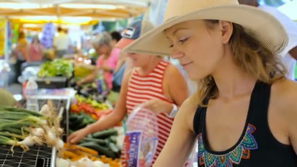 Ung kvinna shopping på lokala jordbrukarna marknaden. — Stockvideo