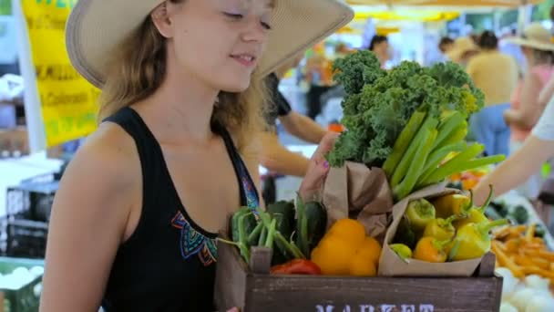 Mujer joven de compras en el mercado local de agricultores . — Vídeos de Stock
