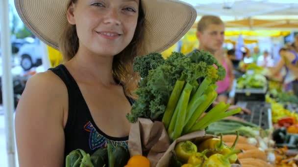 Młoda kobieta, zakupy na lokalnym rynku rolników. — Wideo stockowe