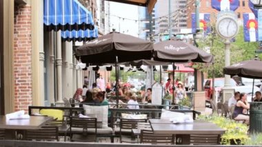 Yaz aylarında tarihsel Larimer Meydanı.