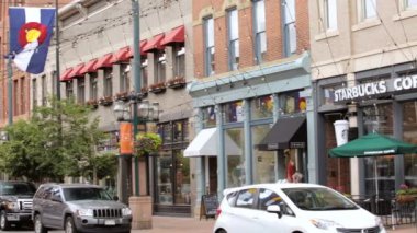 Yaz aylarında tarihsel Larimer Meydanı.