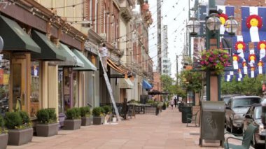 Yaz aylarında tarihsel Larimer Meydanı.