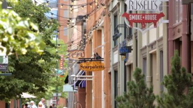 Yaz aylarında tarihsel Larimer Meydanı.