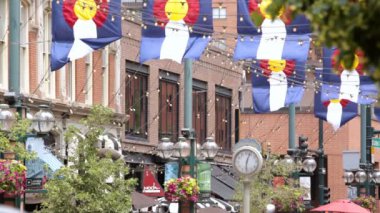 Yaz aylarında tarihsel Larimer Meydanı.