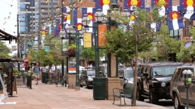 Yaz aylarında tarihsel Larimer Meydanı.