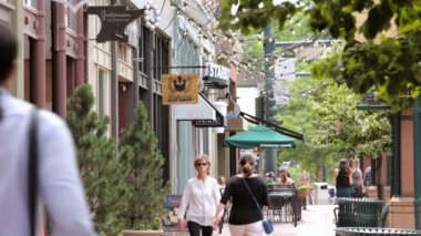 Yaz aylarında tarihsel Larimer Meydanı.