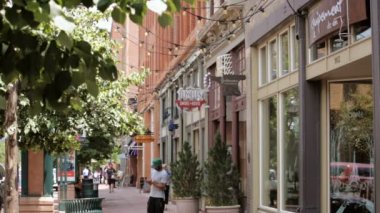 Yaz aylarında tarihsel Larimer Meydanı.