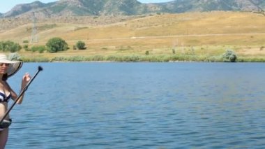 Genç kadın öğrenme nasıl yapılır paddleboard
