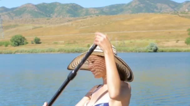 学んでいる若い女性 paddleboard する方法 — ストック動画