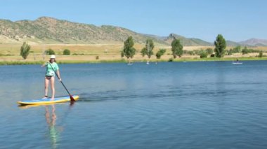 Genç kadın öğrenme nasıl yapılır paddleboard