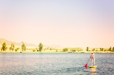 Genç kadın Paddleboarding