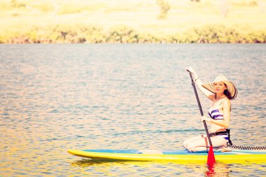 Genç kadın Paddleboarding