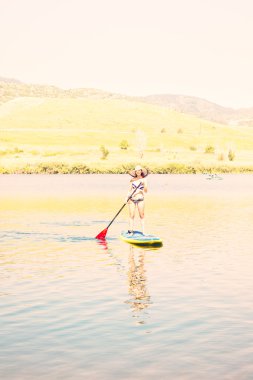 Genç kadın Paddleboarding