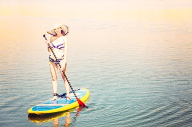 Genç kadın Paddleboarding