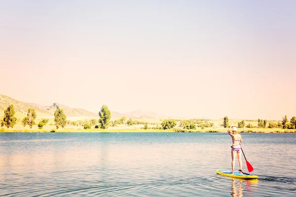 젊은 여자 Paddleboarding — 스톡 사진