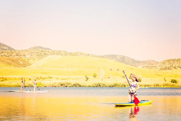 젊은 여자 Paddleboarding — 스톡 사진