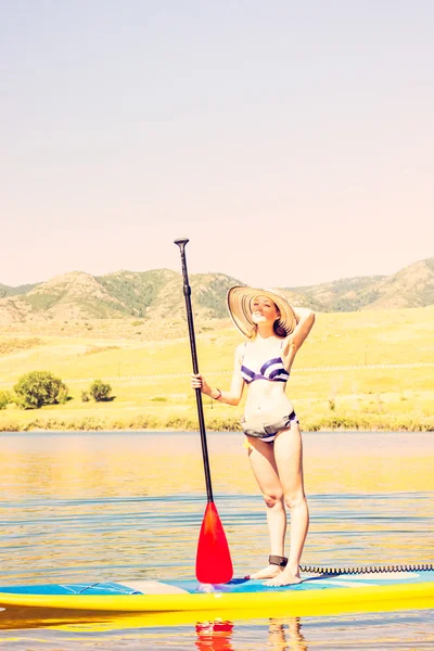 Молода жінка Paddleboarding — стокове фото