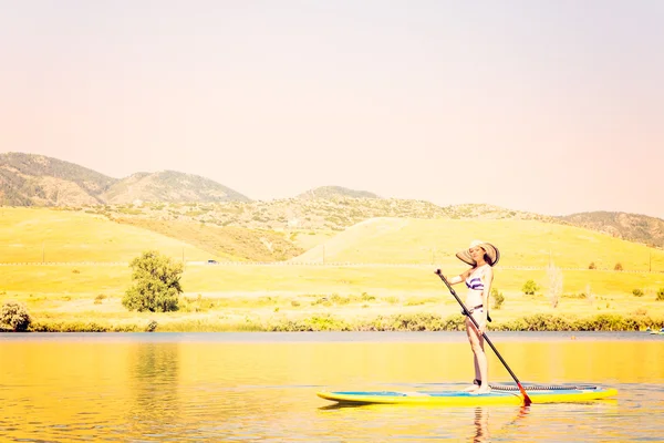 Jonge vrouw Paddleboarding — Stockfoto