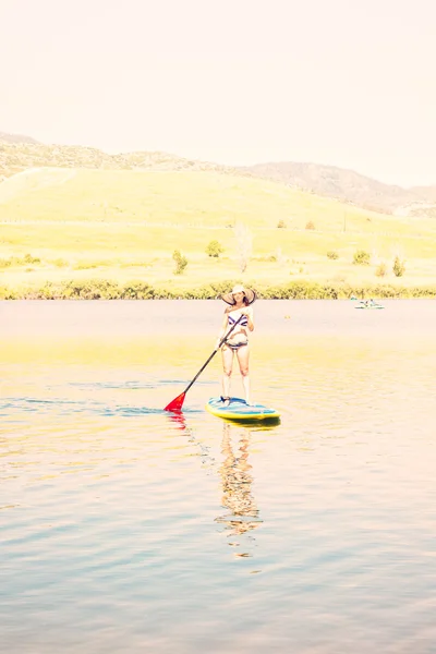 Νεαρή γυναίκα Paddleboarding — Φωτογραφία Αρχείου