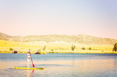 Genç kadın Paddleboarding
