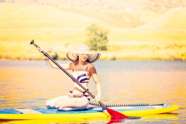 Genç kadın Paddleboarding