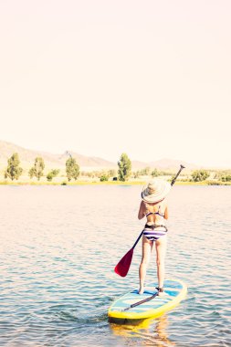 Genç kadın Paddleboarding