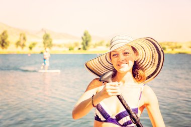 Genç kadın Paddleboarding