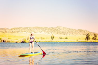 Genç kadın Paddleboarding
