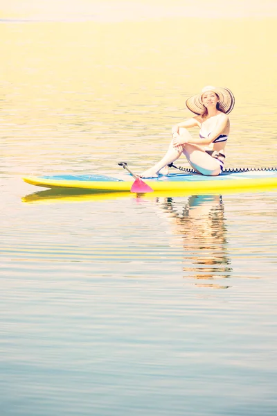 Νεαρή γυναίκα Paddleboarding — Φωτογραφία Αρχείου